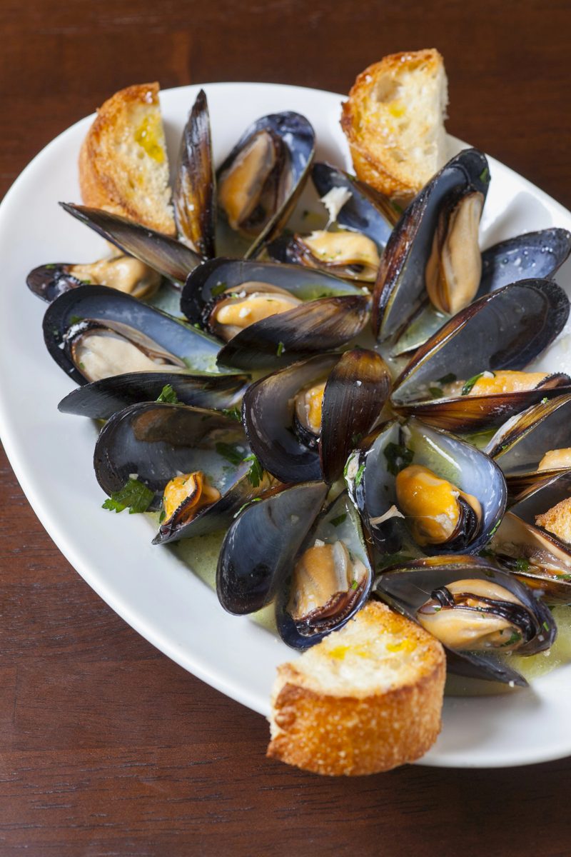 Steamed mussels with toasted bread