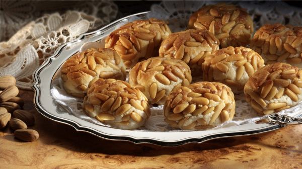 Small marzipan sweets from Toledo with pine nuts