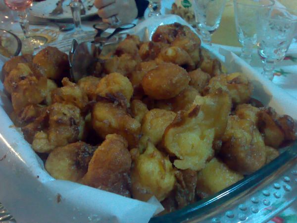 Pile of sonhos de Natal, fried dough puffs dusted with sugar