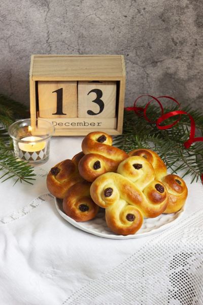 Lussekatter, S-shaped Swedish saffron buns with raisins