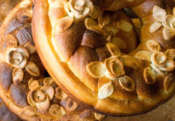 Close-up of a round Ukrainian kolach bread decorated with dough flowers