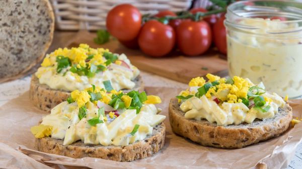 Egg spread with spring onion on slices of homemade bread