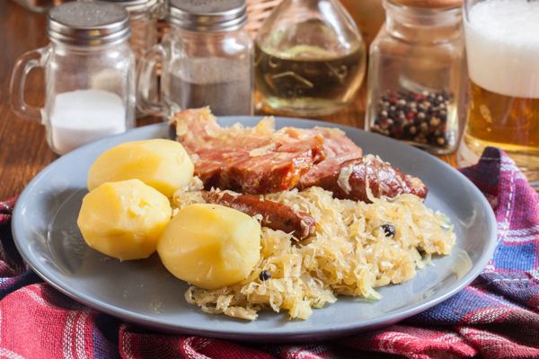 Kuhani buncek sa zeljem, restanim krumpirom i hrenom, Smoked Ham Hock with Sauerkraut, Fried Potatoes and Horseradish